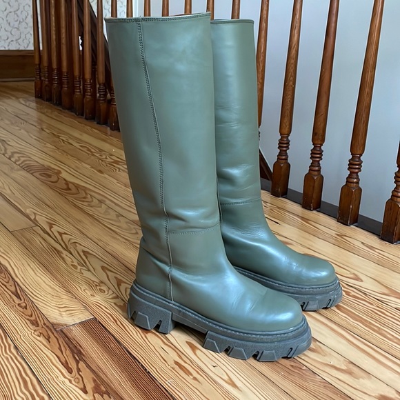 Alohas Katiuska Boot: chunky lug sole knee-high tall leather boots in green - Picture 8 of 12